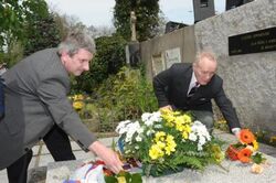 Dr. Josef Šebesta a Karel Bělohoubek u hrobu Františka Kmocha