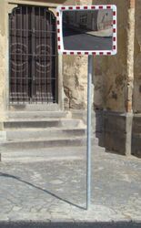 Zrcadlo na křižovatce u kostela sv. Martina