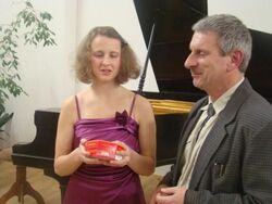 Klavíristka Ráchel Skleničková s dr. Josefem Šebestou